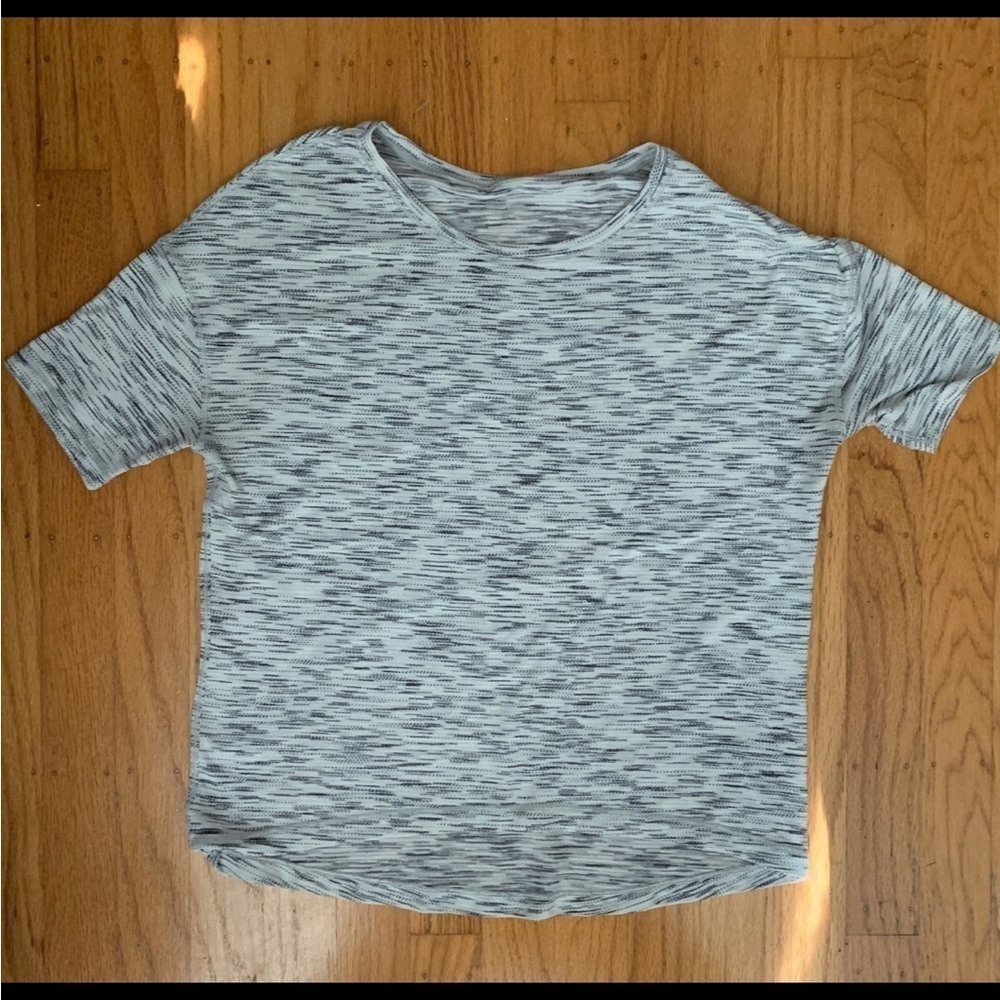 Lululemon run it out tee🍋 - Picture 5 of 7